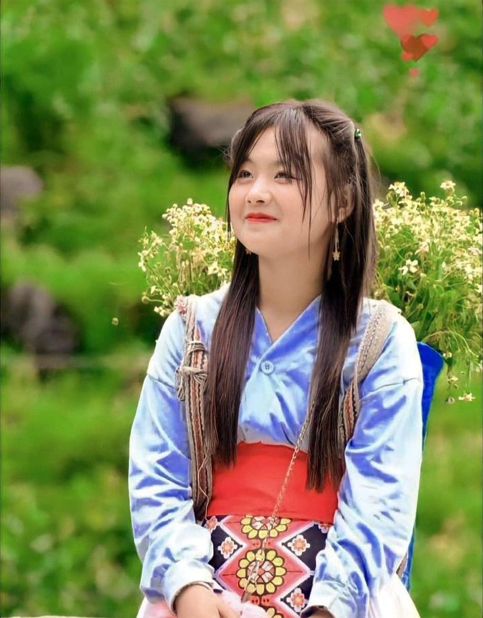 Cô bé bán rong hà giang đổi đời sau 1 bức ảnh mặc đồ hiệu đi du lịch sang chảnh - 13