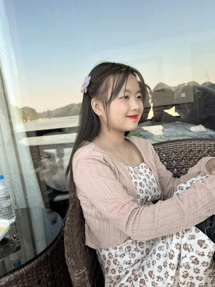 Cô bé bán rong hà giang đổi đời sau 1 bức ảnh mặc đồ hiệu đi du lịch sang chảnh - 15
