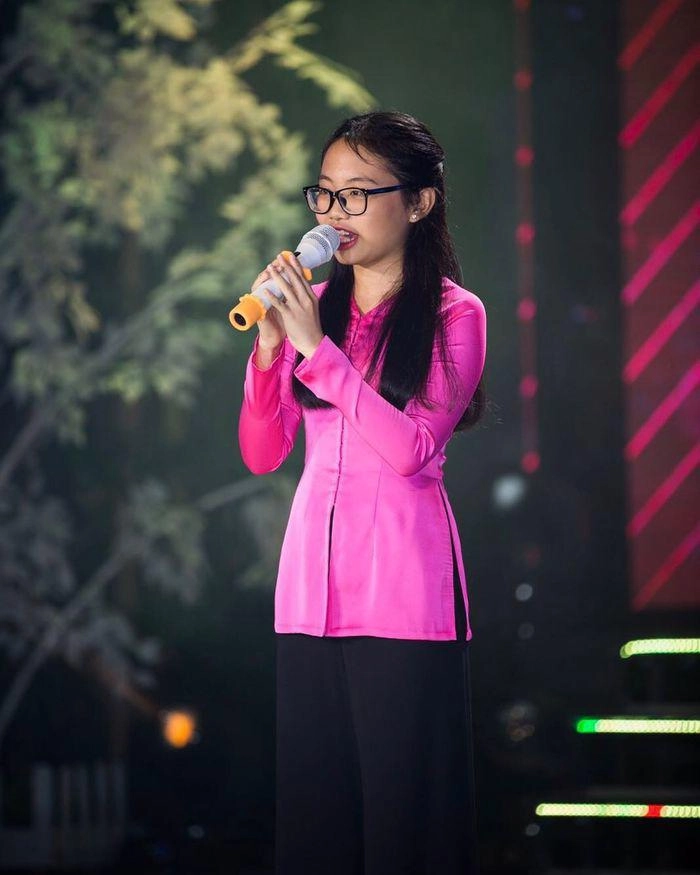 Cô bé gầy đen nhẻm phương mỹ chi ở the voice kid giờ trắng trẻo sành điệu lên chức tuổi 19 - 1