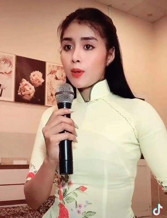 Cô giáo người khmer da trắng dáng thon xinh như hoa hậu học sinh quây quần xin chụp ảnh - 3