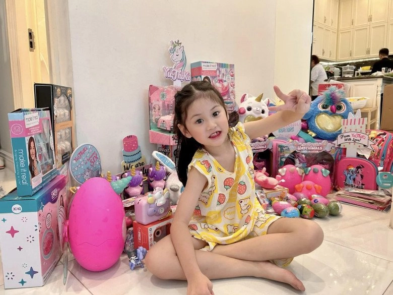 Con gái đại gia quận 7 đoàn di băng nhận quà sinh nhật chật kín nhà bé gái nào nhìn cũng mê - 1