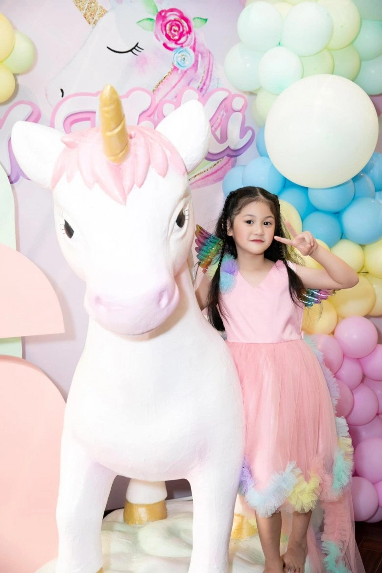 Con gái đại gia quận 7 đoàn di băng nhận quà sinh nhật chật kín nhà bé gái nào nhìn cũng mê - 6