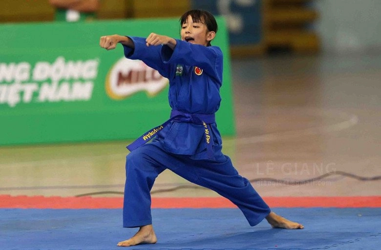 Con gái hcv vovinam của ngọc diễm 12 tuổi có cặp chân đôi đũa góc nghiêng tây như mẹ - 15