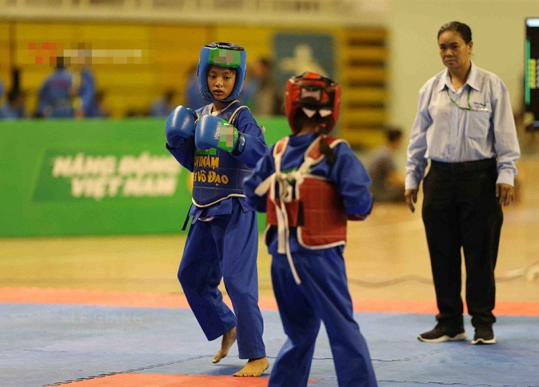 Con gái hcv vovinam của ngọc diễm 12 tuổi có cặp chân đôi đũa góc nghiêng tây như mẹ - 16