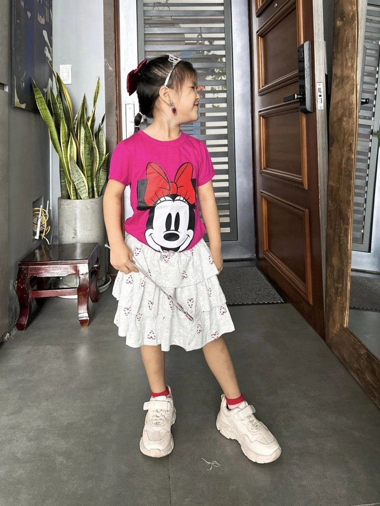 Con gái lê phương 2 tuổi mặc đồ của bé 4 tuổi nay lên 3 mặc đồ như người lớn tương lai mẫu nhí không xa - 4