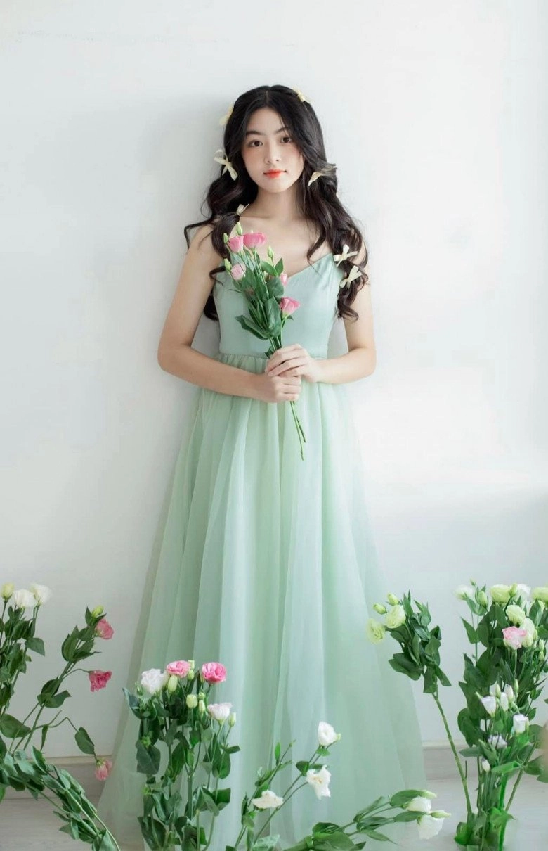 Con gái lớn của mc quyền linh hiếm hoi mặc áo hở bụng khoe chiếc eo cực phẩm tuổi 16 - 5