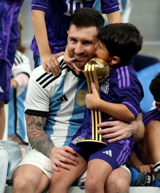 Con trai messi chiếm sóng sau chung kết world cup 2022 vì loạt biểu cảm tấu hề đến từ đội trưởng đội anti-messi - 1