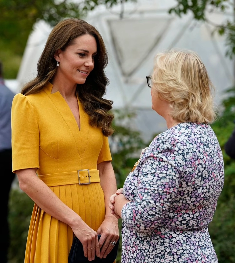 Công nương kate middleton diện kín cổng cao tường vẫn mắc lỗi oái ăm hóa ra vì chi tiết nhạy cảm này - 1