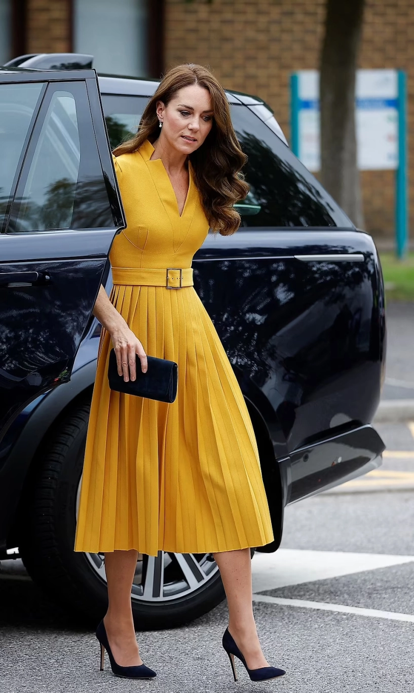 Công nương kate middleton diện kín cổng cao tường vẫn mắc lỗi oái ăm hóa ra vì chi tiết nhạy cảm này - 2