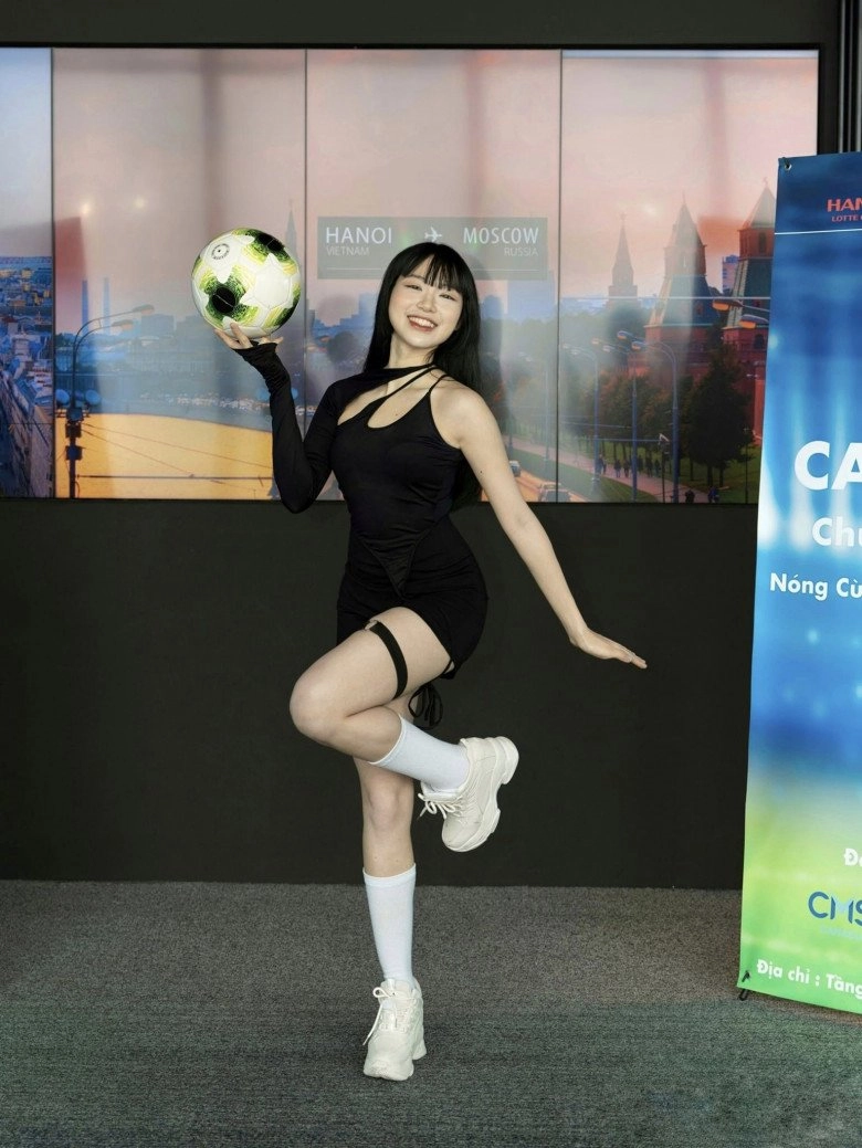 Danh tính hotgirl nóng cùng world cup tốt nghiệp ngoại thương xuất sắc như lương thuỳ linh body đỉnh múa quạt triệu view - 11