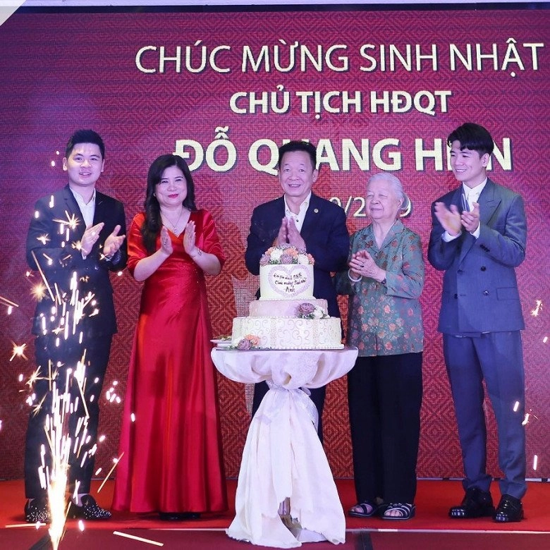 Đỗ mỹ linh mặc váy cũ vẫn đồng điệu với mẹ chồng quý bà quyền lực cũng có lúc mặc đồ bình dân - 9