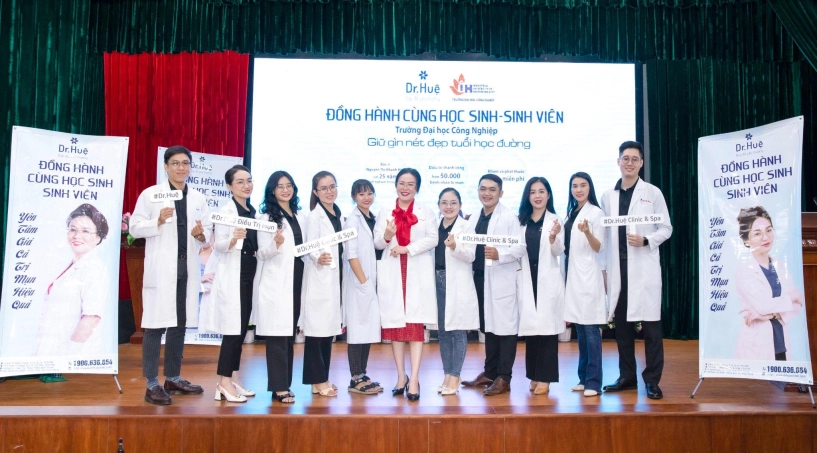 Hàng ngàn sinh viên đại học công nghiệp tp hcm hạnh phúc khi nhận quà bất ngờ từ dr huệ - 1