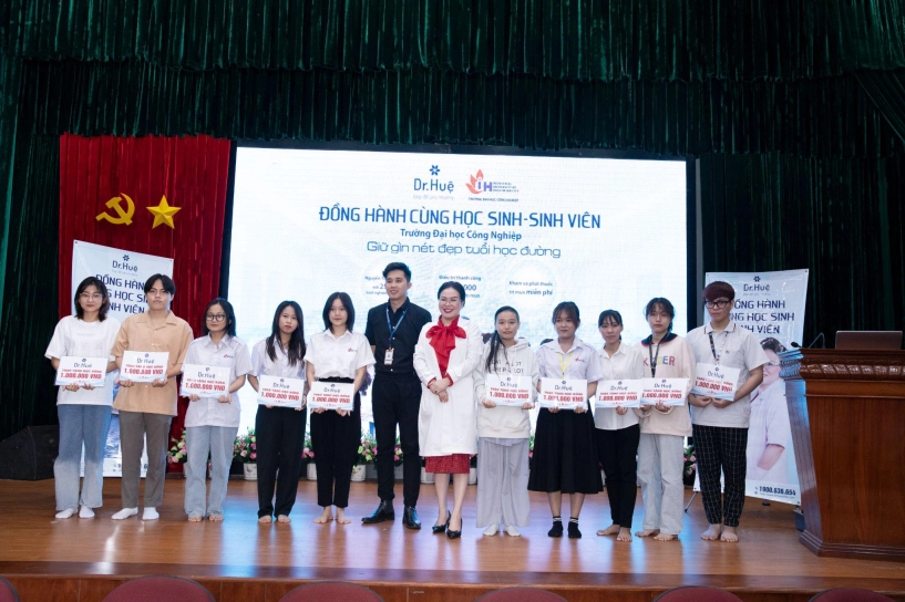 Hàng ngàn sinh viên đại học công nghiệp tp hcm hạnh phúc khi nhận quà bất ngờ từ dr huệ - 3