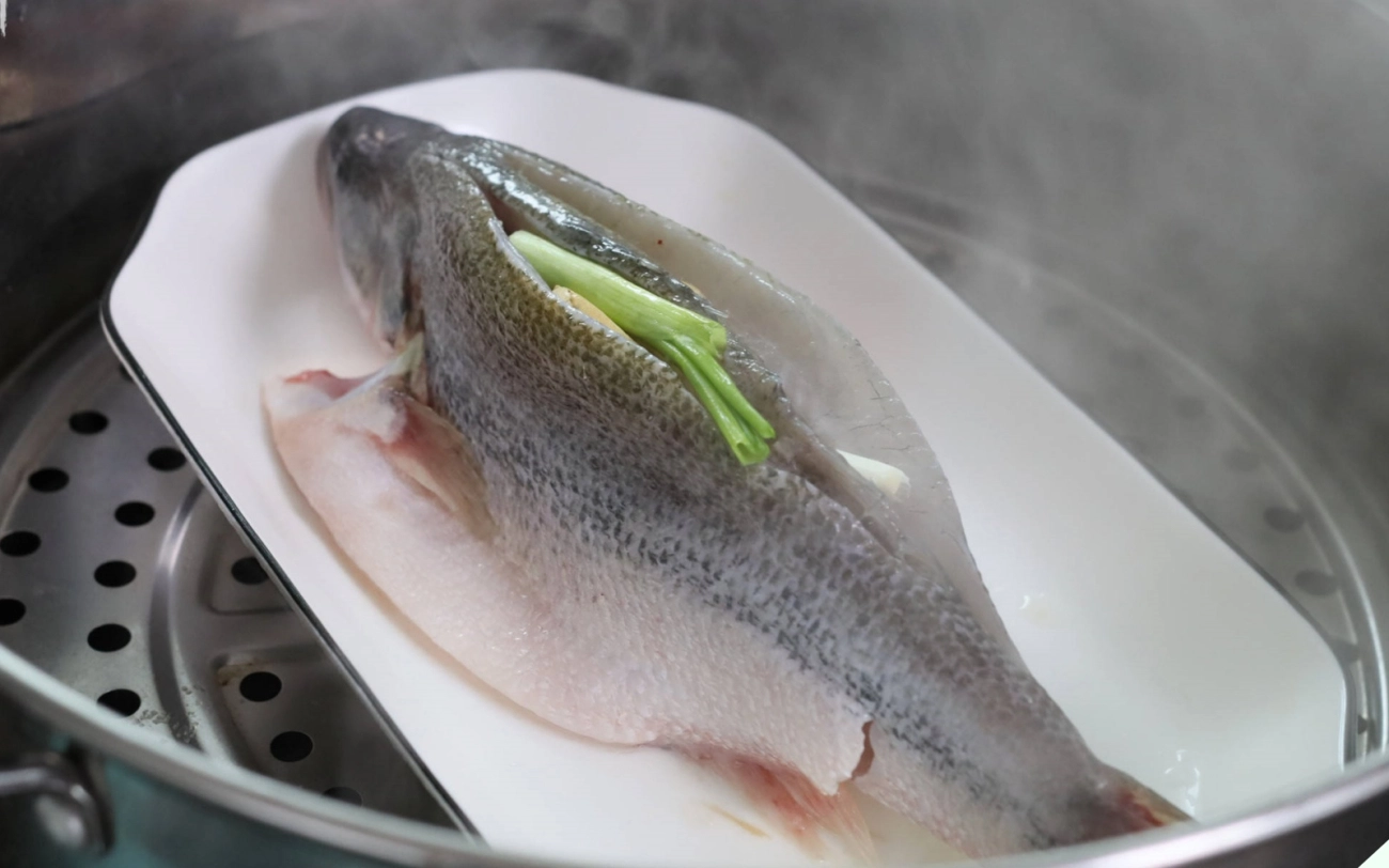 Hấp cá nên dùng nước lạnh hay nước nóng nhiều người làm sai cách chả trách cá tanh ngòm thịt bở không ngon - 3