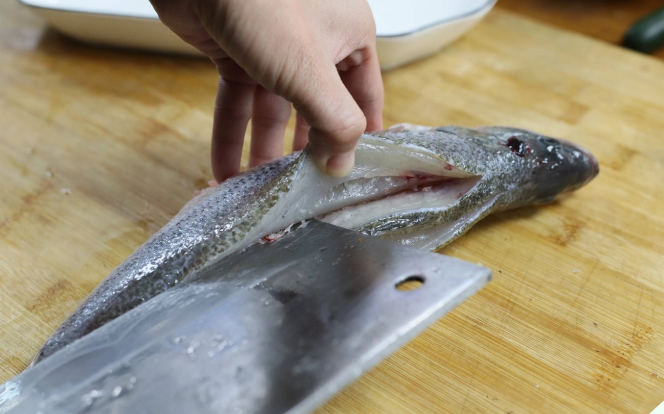 Hấp cá nên dùng nước lạnh hay nước nóng nhiều người làm sai cách chả trách cá tanh ngòm thịt bở không ngon - 4