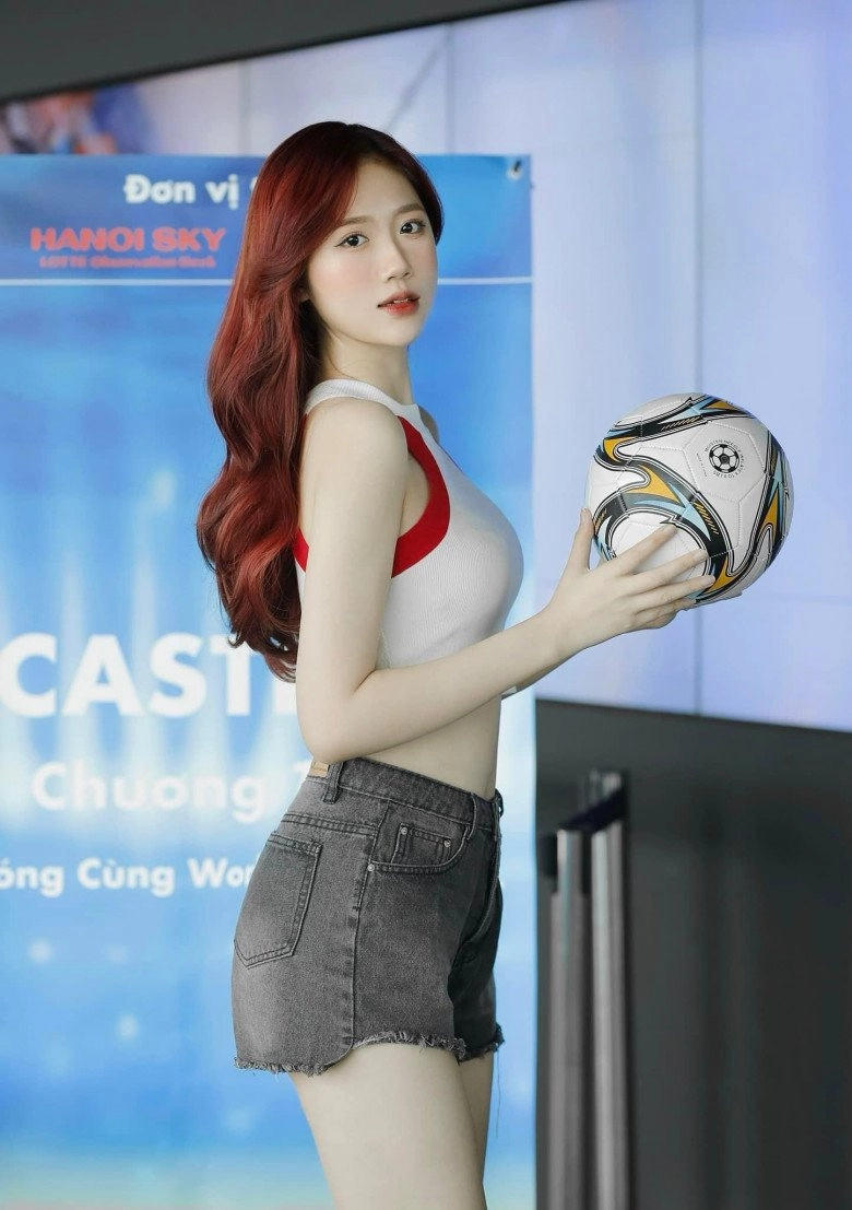 Hot girl 2k cao 1m75 da trắng như tuyết đồng hành nóng cùng world cup 2022 - 1