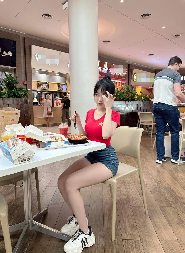 Hotgirl đi ăn gà rán bị chụp lén mặc giản dị chỉ hở mỗi chân vẫn bật đường cong chuẩn chữ s - 2