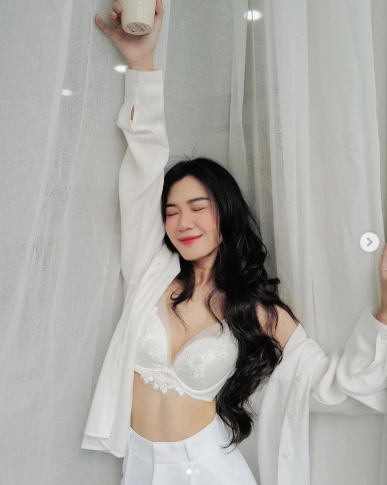 Hotgirl việt từng lên báo trung vì quá xinh đẹp giờ ra sao nhan sắc không mai một dáng cong đồng hồ cát - 7