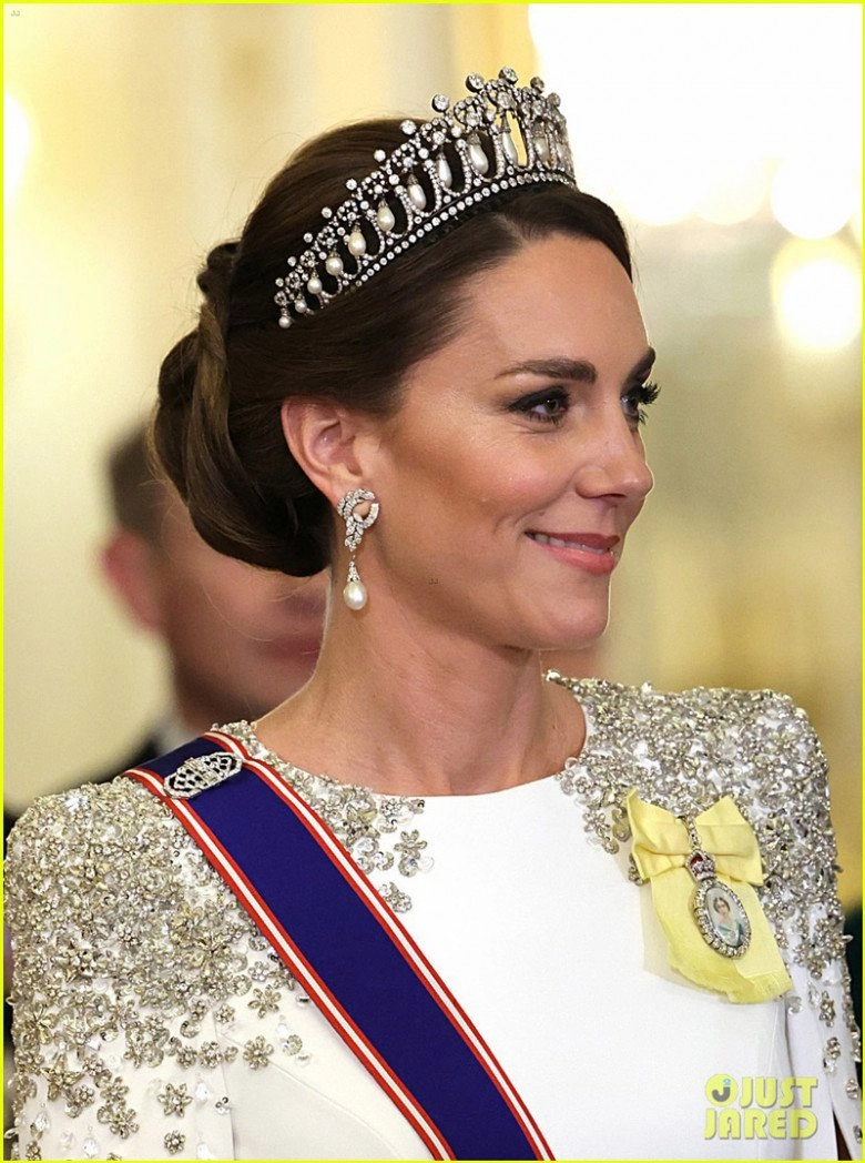 Kate middleton mặc váy dạ hội trắng bùng nổ thần thái nữ hoàng với của hồi môn mẹ chồng để lại - 4