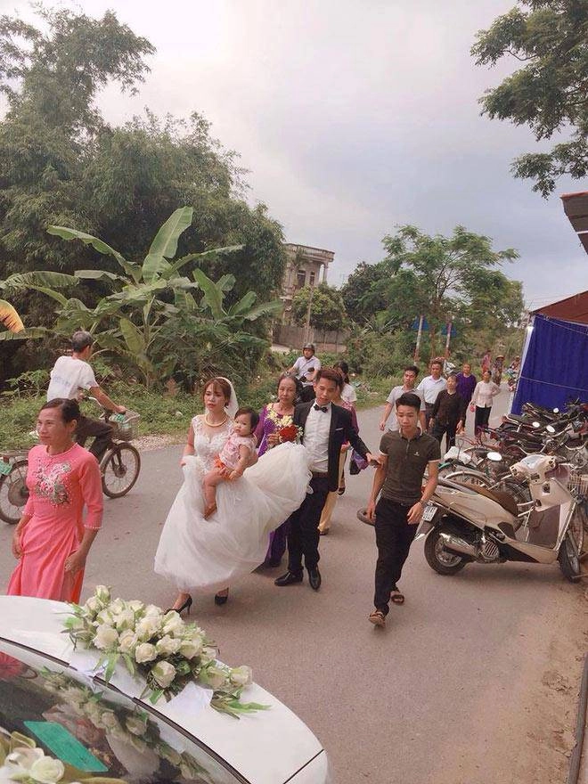 Làm cô dâu xinh đẹp mẹ bỉm vẫn không quên chăm con cho con bú trên quãng đường 200km - 4