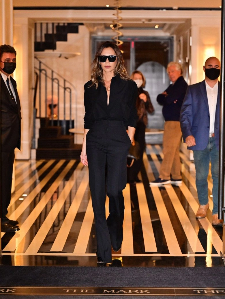 Mặc chồng luôn phong độ với cây suit victoria beckham đi tiệc như quên áo bị ví như mặc tạp dề - 16