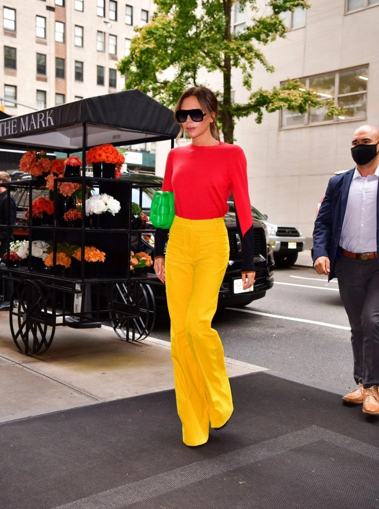 Mặc chồng luôn phong độ với cây suit victoria beckham đi tiệc như quên áo bị ví như mặc tạp dề - 17