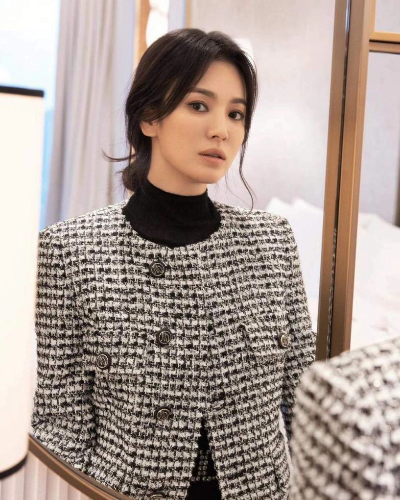 Mặc kệ tin đồn tình ái của chồng cũ song hye kyo lên đồ sang chảnh ngày càng đẳng cấp - 3