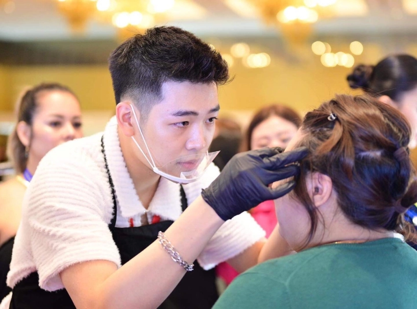 Master khương minh tỏa sáng với kỹ thuật bonding brows tại pmu indonesia festival 2022 - 2