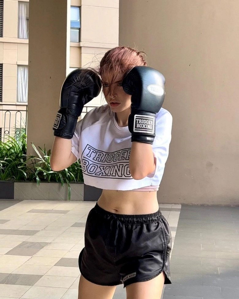 Mẫu tây bị đi đường quyền trên phố cổ giờ chăm tập boxing mặc gì cũng đẹp không lối thoát - 8