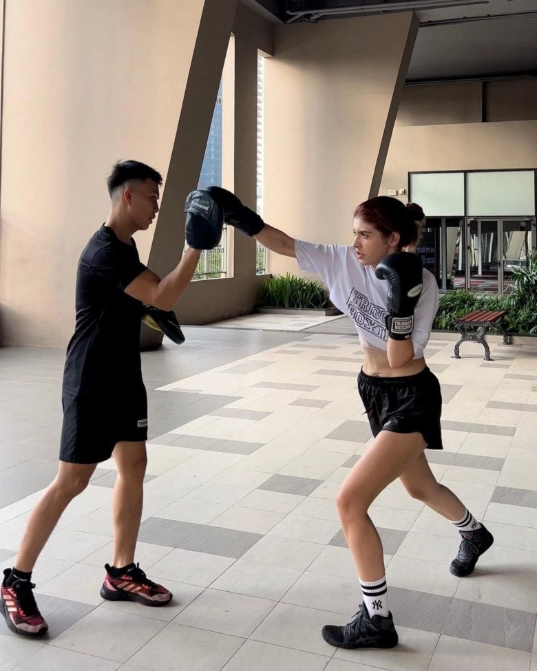 Mẫu tây bị đi đường quyền trên phố cổ giờ chăm tập boxing mặc gì cũng đẹp không lối thoát - 9