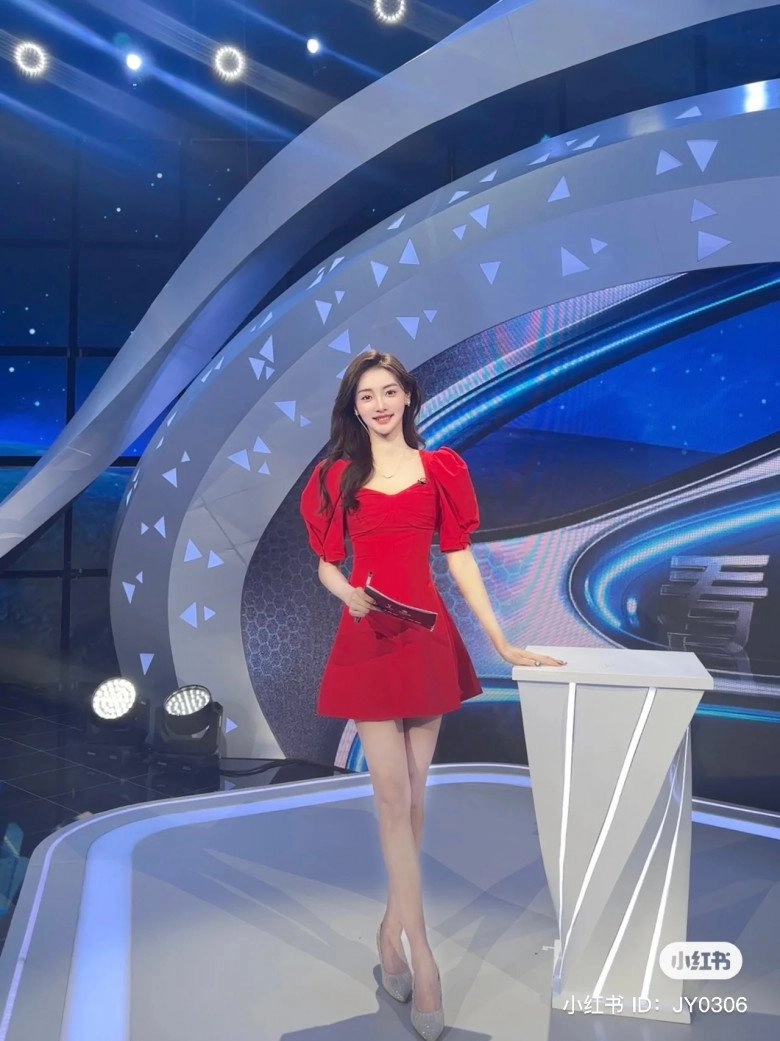 mc tiên nữ xuất hiện trên sóng truyền hình dẫn world cup mặt hoa da phấn dáng gầy mong manh - 2