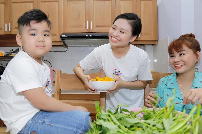 Mẹ đơn thân được trấn thành ôm trước mặt hari won từng để con cho chồng nuôi nay sống sang trong biệt thự 10 tỷ - 7