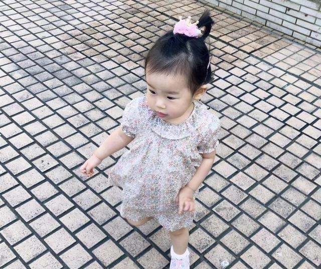 Mẹ mỹ nhân bị chê sinh con xấu xí đứa trẻ càng lớn thay đổi bất ngờ đẹp như thiên thần - 2