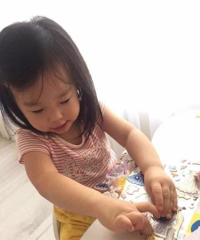 Mẹ mỹ nhân bị chê sinh con xấu xí đứa trẻ càng lớn thay đổi bất ngờ đẹp như thiên thần - 3