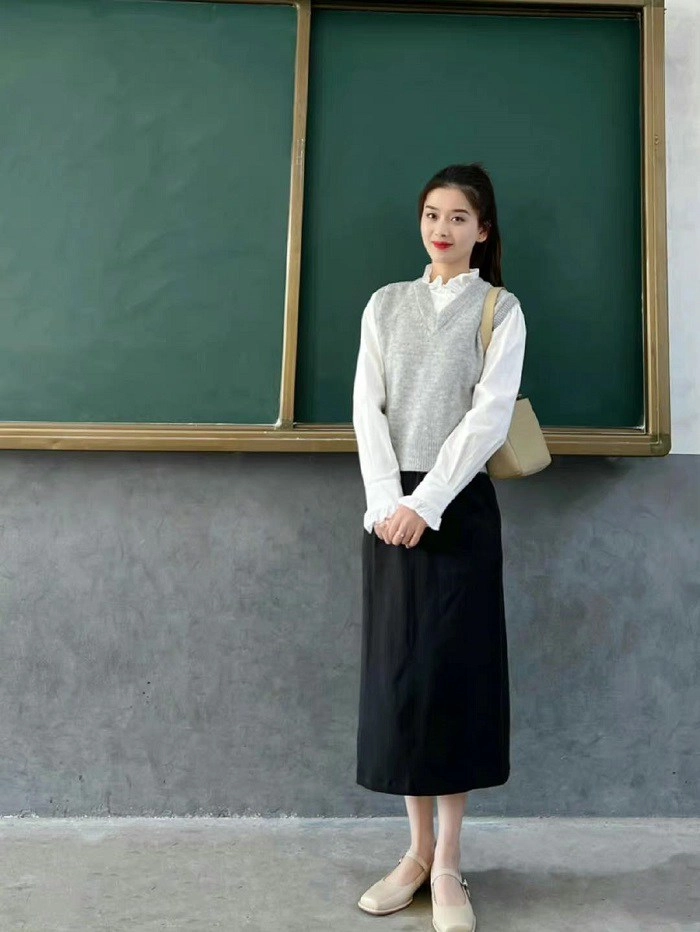 Ngày càng nhiều cô giáo mặc váy ngắn cũn cỡn quần bó chẽn lên bục giảng phụ huynh bức xúc - 16