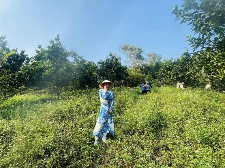 Nữ đại gia quê thanh hoá đi rừng đội nón lá nhưng ăn mặc đắt xắt ra miếng bộ nào cũng sang - 5