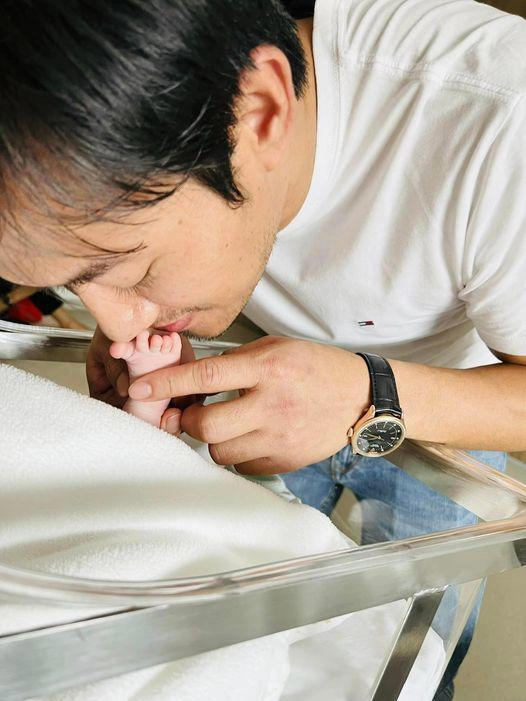 Nữ đại gia sinh con đầu lòng với quý bình hiếm hoi chia sẻ cảnh bên con sơ sinh tuổi u50 - 6