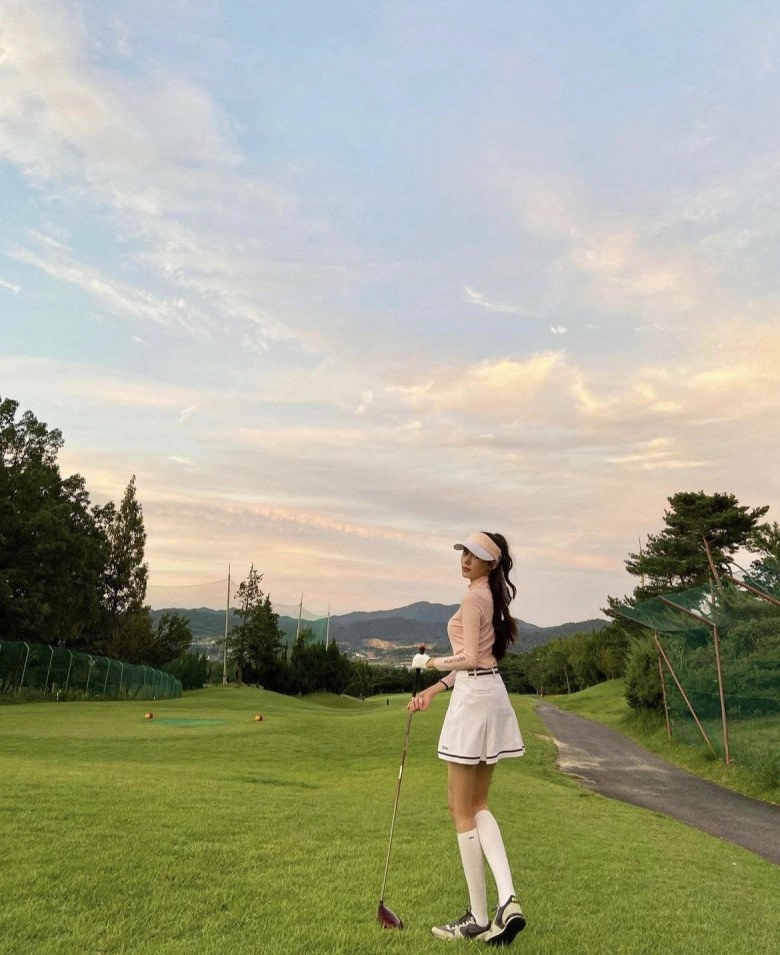 Nữ golfer 23 tuổi thích diện váy siêu ngắn khoe chân đăng quang hoa hậu - 10