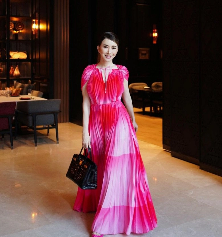 Nữ tỷ phú đẹp nhất thái lan mua đứt miss universe có 2 con xinh không ai nghĩ chuyển giới - 8