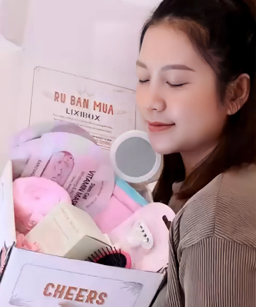 Phản ứng khó đỡ của dàn beauty tiktoker khi cầm trên tay quà tặng 2 triệu từ lixibox - 5