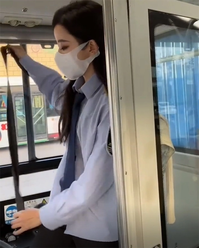 Phát hiện nữ tài xế xe buýt có dung mạo xinh như hoa hậu ngắm ảnh ai cũng muốn đi theo mỗi ngày - 2