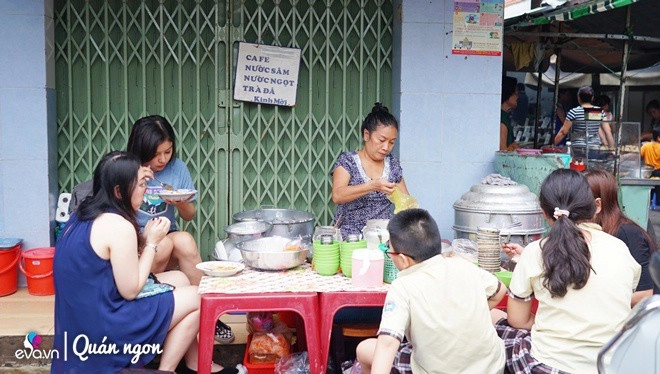 Quán bánh bèo chén chả cua nửa thế kỷ ở sài gòn 4 tiếng buổi chiều hết vèo 500 chén - 2