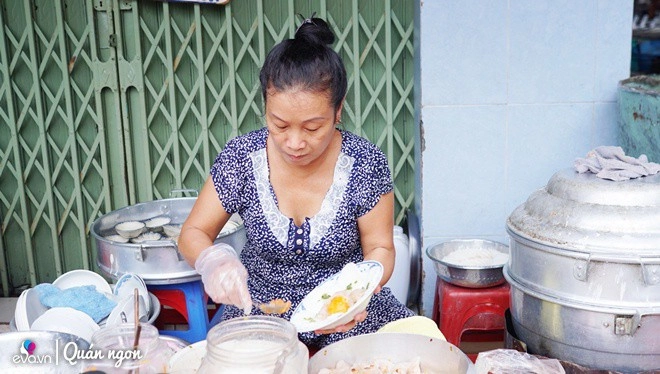 Quán bánh bèo chén chả cua nửa thế kỷ ở sài gòn 4 tiếng buổi chiều hết vèo 500 chén - 11