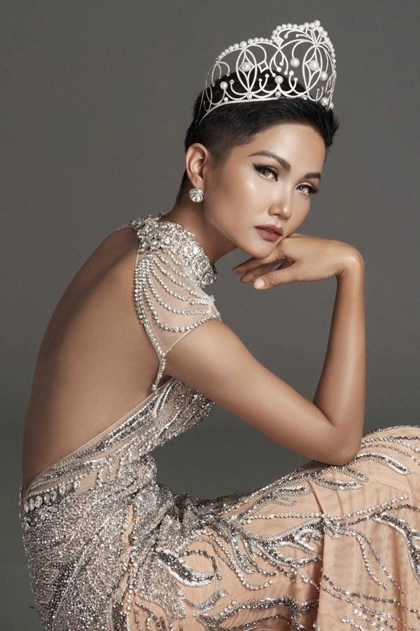 Sau gần 1 năm đăng quang hhen niê lúc nào cũng xinh đẹp lộng lẫy trừ lần này - 1