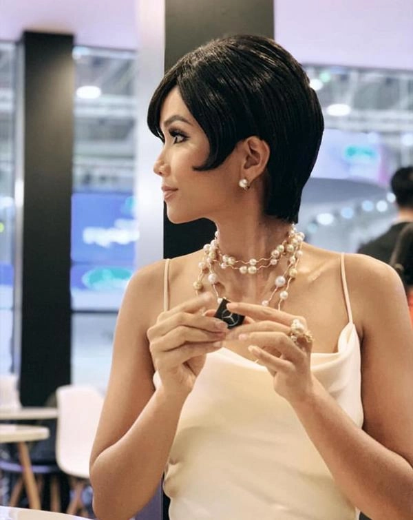 Sau gần 1 năm đăng quang hhen niê lúc nào cũng xinh đẹp lộng lẫy trừ lần này - 3