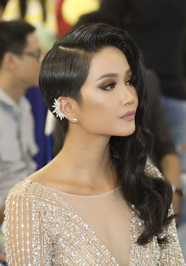 Sau gần 1 năm đăng quang hhen niê lúc nào cũng xinh đẹp lộng lẫy trừ lần này - 10