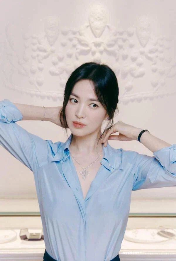 Song hye kyo tái xuất hậu nghi vấn tân trang nhan sắc mặc áo sơ mi trắng đẹp chấp ảnh chụp lén - 7