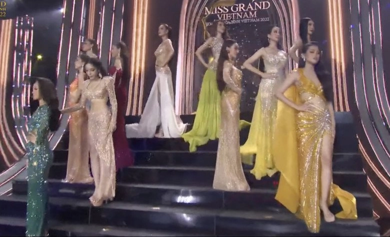 Sự cố chung kết miss grand vietnam hà kiều anh vồ ếch thí sinh lộ miếng dán ngực trên sóng trực tiếp - 9