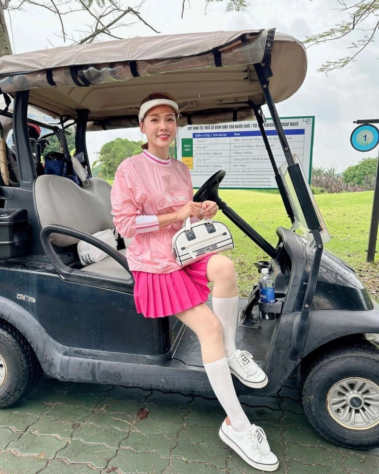 Thời trang đánh golf của hotgirl sam xinh hơn hiền hồ đắt hơn hoa hậu đẳng cấp đại gia tài sản 50 tỷ - 3