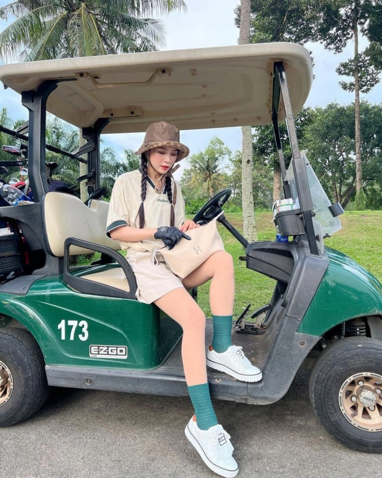 Thời trang đánh golf của hotgirl sam xinh hơn hiền hồ đắt hơn hoa hậu đẳng cấp đại gia tài sản 50 tỷ - 6